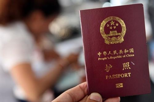 您是否需要提供过去的商务护照才能使用私人护照申请美国签证？