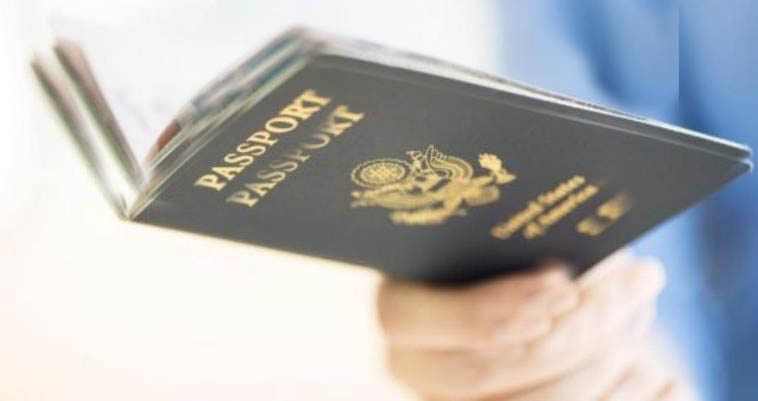 我的美国护照信息错了。如果我的名字拼错了怎么办？