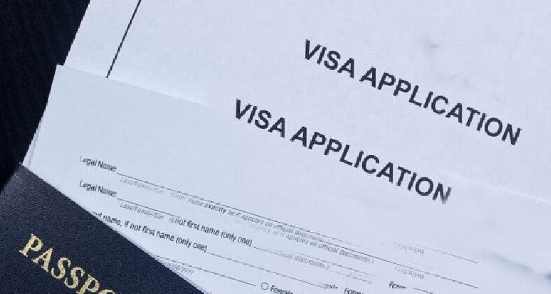 如果我要拜访美国的亲戚，申请美国签证时我应该带什么材料去面谈？