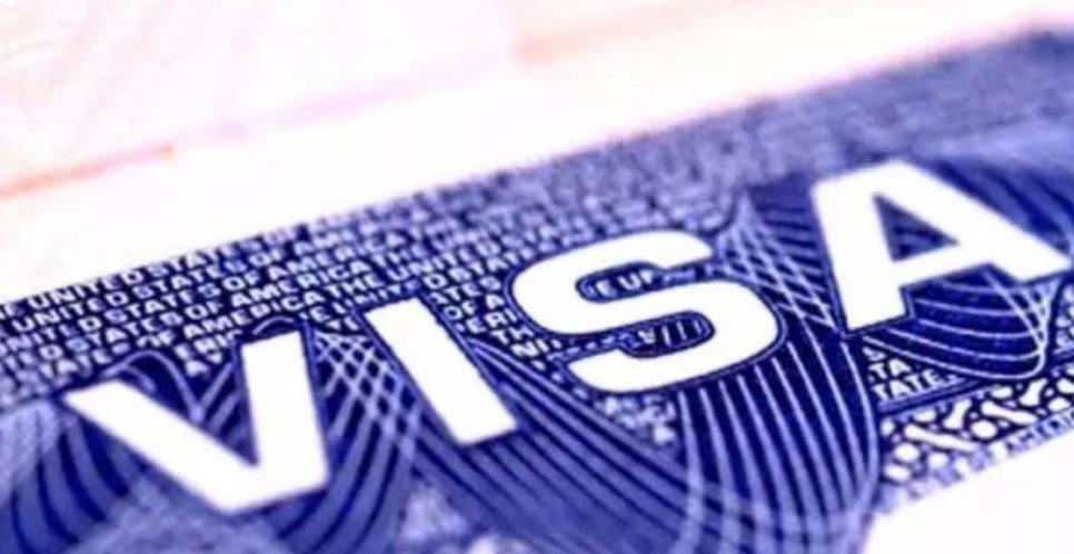 请问护照遗失后补办美国签证，可以申请免面谈代传递服务吗？