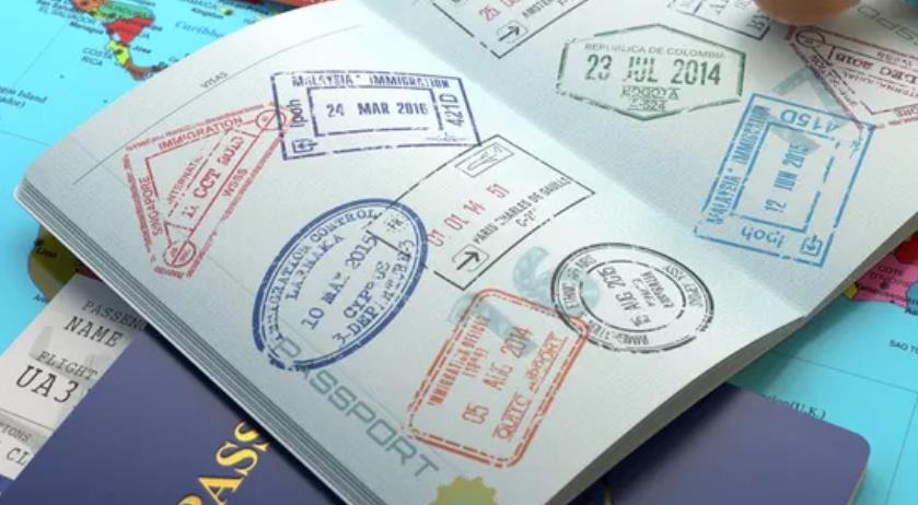 美国签证当面签字后，我必须拿到护照吗？