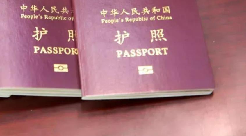美国10年签证在旧护照上，出入境时是否只需要把新旧两本护照都带上就可以了？