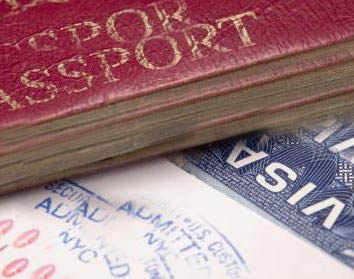 旧护照上的美国商务签证还有效，请问可不可以持有新旧护照一起去美国进行商务谈判？